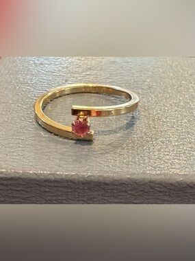 Minimalist 1979 Avon Birthstone Ring, 6, Gold Tone, Pink Austrian Glass, Sz. 7